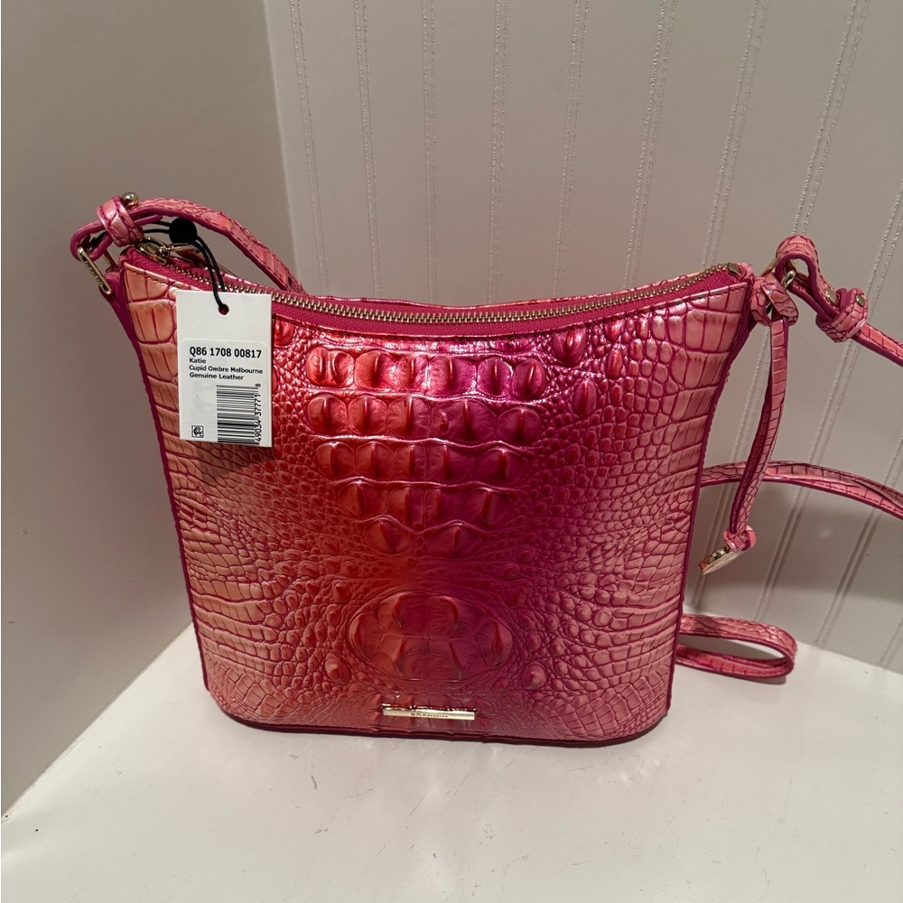 Brand new, never used sleek crossbody stylish bag/purse.